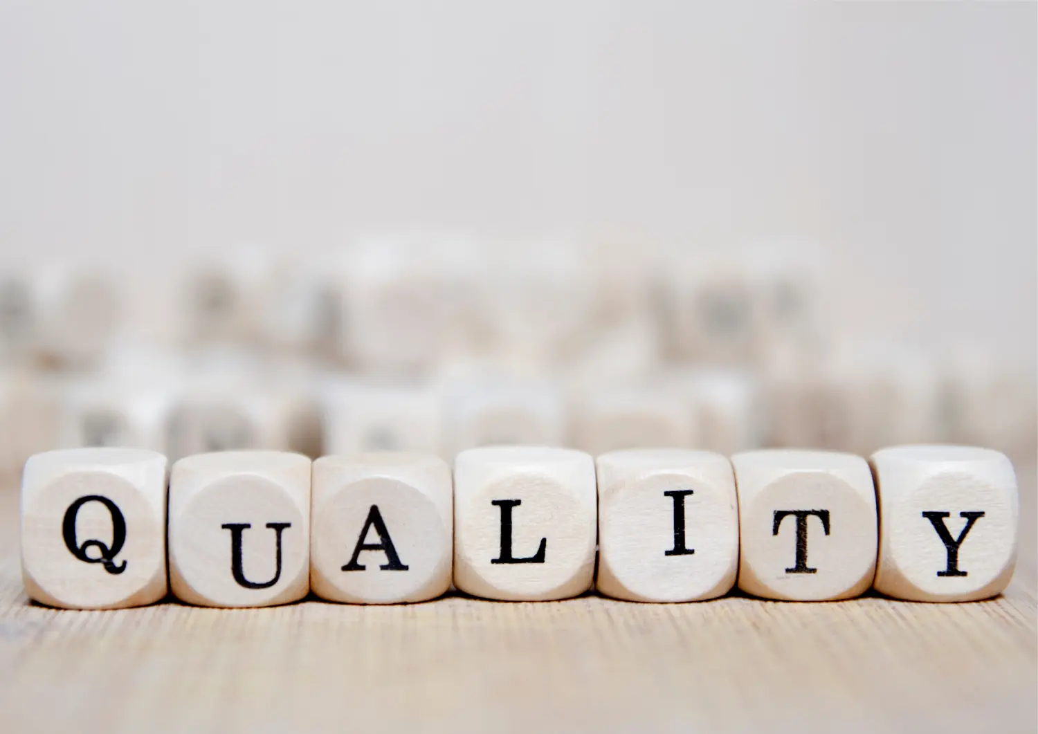 t.t.m.-therapie.tier.mensch.de UG haftungsbeschränkt - Therapeut - das Wort „QUALITÄT“, geschrieben mit einzelnen Holzbuchstaben.